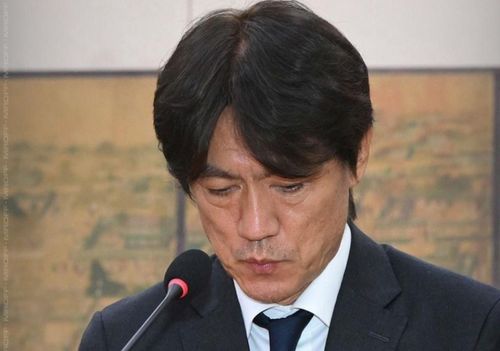 HLV Hong Myung-bo trở thành tội đồ ở quê nhà.