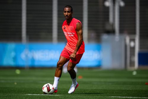  Arthur Augusto có thể thi đấu ở cả hai cánh, trong vai trò hậu vệ biên hoặc wing-back. 