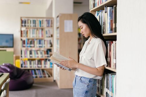 Thói quen đọc sách cần được rèn luyện từ bậc phổ thông. Ảnh: Pexels.