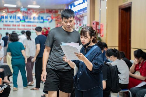  "Cơ cấu nguyên nhân gây vô sinh hiện nay gần như không thay đổi trong nhiều năm qua. Khoảng 40% trường hợp xuất phát từ người chồng, 40% từ người vợ và khoảng 20% còn lại chưa xác định được nguyên nhân. Điều đáng chú ý là ngày càng nhiều nam giới trẻ chủ động đi khám sức khỏe sinh sản trước hôn nhân. Không ít người chưa lập gia đình cũng tìm đến các cơ sở chuyên khoa để đánh giá khả năng sinh sản", bác sĩ Hà nói với Tri Thức - Znews. 