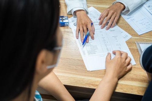  Theo vị chuyên gia, lối sống thiếu khoa học là một trong những nguyên nhân quan trọng ảnh hưởng đến sức khỏe sinh sản. Nhiều người thường xuyên thức đến 1-2h sáng mới ngủ, sinh hoạt không điều độ. Khi còn trẻ, sức khỏe vẫn tốt nên họ chủ quan, nhưng thực chất cơ thể đang bị bào mòn từng ngày, trong đó có khả năng sinh sản. Đặc biệt, với nam giới, việc thường xuyên sử dụng rượu bia, thuốc lá, thuốc lá điện tử và các chất kích thích khác đều có thể làm suy giảm chất lượng tinh trùng. 