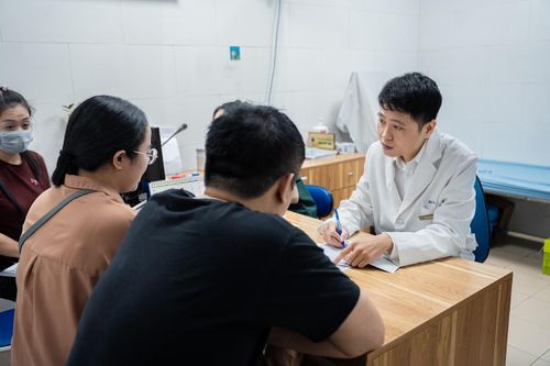  Trong phòng tư vấn của bác sĩ chuyên khoa I Nguyễn Tiến Sơn, anh V.T.T. (39 tuổi, Hà Nội) lặng lẽ ngồi cạnh vợ, trên tay vẫn cầm tập hồ sơ khám bệnh dày cộp. Vợ chồng anh T. đã có một con 8 tuổi, nhưng mong muốn sinh thêm em bé vẫn chưa thành hiện thực. Trước đó, người vợ từng bị tắc hai vòi trứng và đã trải qua phẫu thuật thông vòi trứng tại một bệnh viện khác. Sau nhiều tháng "thả" tự nhiên mà chưa có thai, họ quyết định cùng đến Trung tâm Hỗ trợ sinh sản để kiểm tra lại. 
