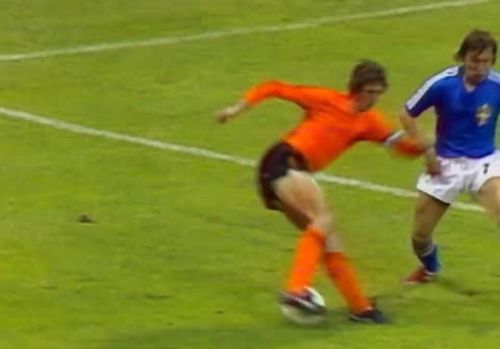 Cú ngoặt bóng kinh điển của Cruyff.