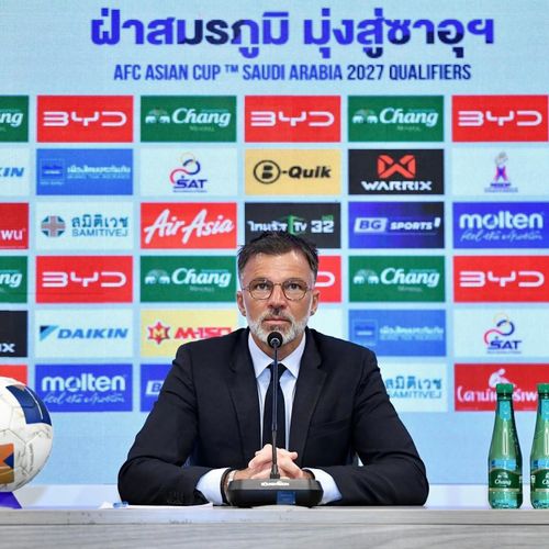  Tháng 10/2025, ông Anthony Hudson (Anh) được bổ nhiệm làm HLV trưởng tuyển quốc gia Thái Lan, thay thế cho người tiền nhiệm Masatada Ishii (Nhật Bản). Trước đó, ông Hudson là Giám đốc kỹ thuật của Liên đoàn Bóng đá Thái Lan (FAT). Mức lương của ông Hudson được cho là không cao bằng người tiền nhiệm trong bối cảnh bà Madam Pang, chủ tịch FAT, đôn ông lên với mong muốn tiết kiệm ngân sách. Ông Masatada Ishii từng nhận mức lương ước tính 1 triệu baht/tháng (gần 30.000 USD). Dù FAT không công bố bất kỳ con số nào, theo truyền thông, ông Hudson có thể nhận bằng hoặc thấp hơn con số này. Ảnh: @anthonyhudson.official/Instagram. 