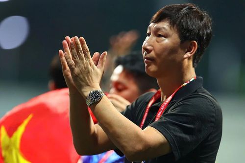  Năm 2025, sau loạt giải đấu thành công của tuyển quốc gia Việt Nam và đội trẻ, HLV Kim Sang-sik gia hạn hợp đồng với Liên đoàn bóng đá Việt Nam (VFF) đến năm 2027. Mức lương của vị chiến lược gia người Hàn Quốc là 22.000 USD/tháng. Con số này thấp hơn mức mà người đồng hương Park Hang-seo từng nhận là 50.000 USD. Ảnh: Anh Tiến. 