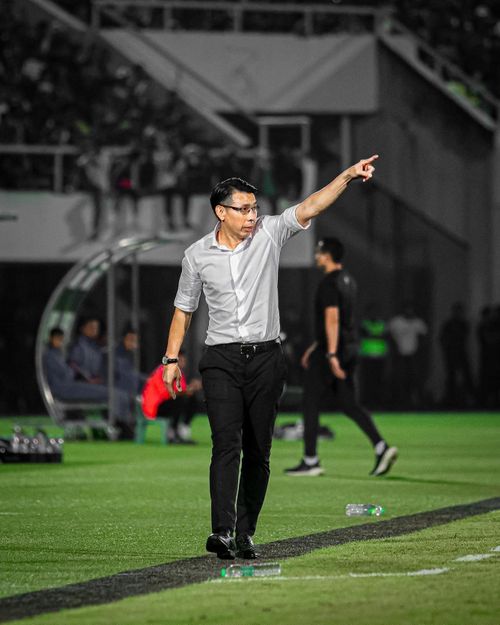  Ngày 25/6, Liên đoàn Bóng đá Malaysia (FAM) công bố bổ nhiệm ông Tan Cheng Hoe vào vị trí HLV trưởng tạm quyền của đội tuyển quốc gia sau khi Peter Cklamovski rời ghế. Ông là một trong những nhà cầm quân giàu kinh nghiệm nhất bóng đá nước này. Chiến lược gia 58 tuổi từng nhận mức thù lao 23.000 USD/tháng trong giai đoạn năm 2019. Tuy nhiên, trong lần trở lại này, FAM chưa công bố mức lương hay chi tiết nào trong hợp đồng với ông Tan. Ảnh: @tanchenghoe68/Instagram. 