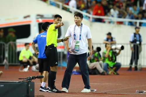  Ông Kim với chiếc áo trắng trong trận hòa 0-0 trước Singapore ở Mỹ Đình hôm 31/7. Ảnh: Minh Chiến. 