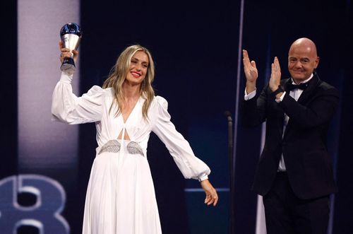  Infantino trao cúp giải Cầu thủ nữ xuất sắc FIFA 2022 cho Alexia Putellas của FC Barcelona tại Salle Pleyel (Paris, Pháp) ngày 27/2/2023. Ảnh: Sarah Meyssonnier/Reuters. 