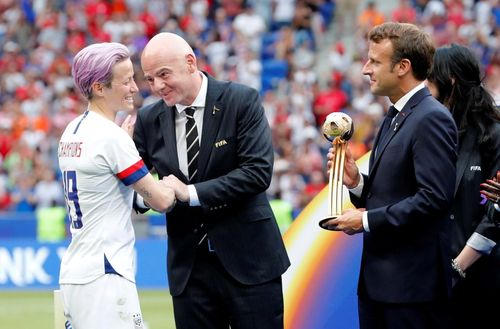  Cựu cầu thủ Megan Rapinoe của Mỹ trò chuyện với Chủ tịch FIFA Gianni Infantino và Tổng thống Pháp Emmanuel Macron trước khi nhận cúp trong giải World Cup ngày 7/7/2019. Ảnh: Bernadett Szabo/Reuters. 
