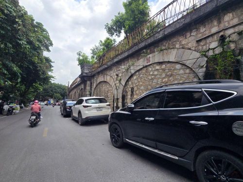 Dọc theo các ô vòm là những điểm trông giữ ô tô