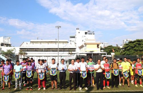 Ban Tổ chức tặng cờ cho các đội và động viên các VĐV tham gia thi đấu