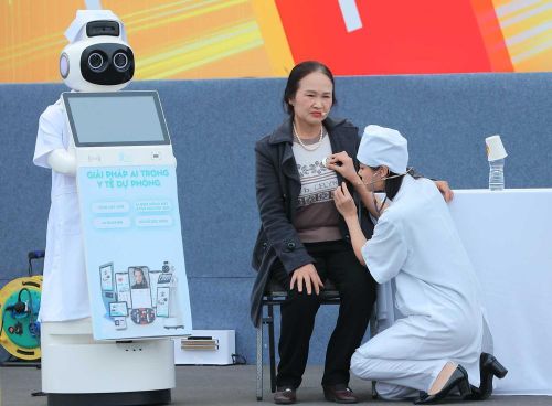 Robot ứng dụng trong lĩnh vực y tế tham gia trình diễn tại Diễn đàn quốc gia phát triển doanh nghiệp công nghệ Việt Nam năm 2025. Ảnh: Hoàng Hiếu - TTXVN