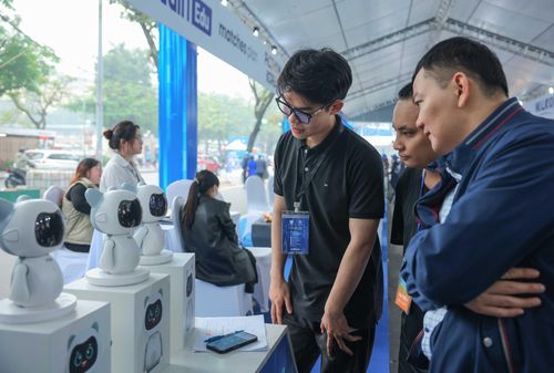Người dân và du khách trải nghiệm kính thực tế ảo tại Techfest Việt Nam 2025 khu vực phố đi bộ Hồ Gươm. Ảnh: Hoàng Hiếu - TTXVN