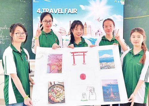 Hoàng Thị Ngân Hà (thứ hai từ trái sang) trong một lần tham gia hoạt động nghiệp vụ sư phạm với các bạn.