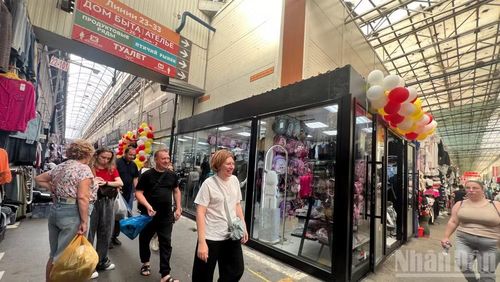 Cửa hàng của Sơn được trang trí bắt mắt. (Ảnh: THANH THỂ)