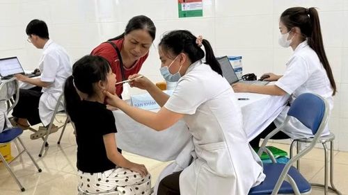 Các y, bác sĩ Trạm Y tế xã Ba Vì (thành phố Hà Nội) khám sức khỏe cho trẻ em trên địa bàn.