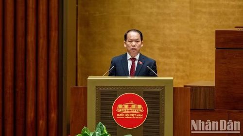 Bộ trưởng Tư pháp Hoàng Thanh Tùng trình bày Tờ trình Dự án Luật Phổ biến, giáo dục pháp luật (sửa đổi). (Ảnh: THỦY NGUYÊN)