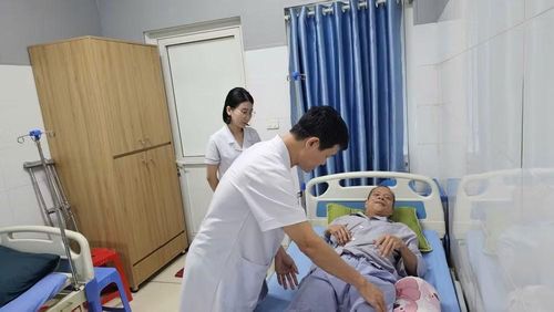 Kiểm tra tình trạng bệnh nhân sau phẫu thuật tại Khoa Ngoại.