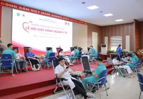 Cán bộ, nhân viên y tế của bệnh viện hiến máu nhân đạo.