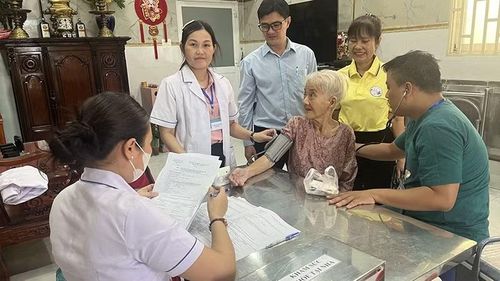 Khám sức khỏe cho bà Lê Thị Đời.