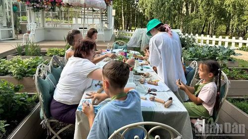Một lớp học về trồng cây tại công viên 50 năm Cách mạng Tháng 10. (Ảnh: THÙY VÂN)