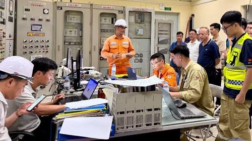 Ông Vũ Anh Phương, Phó Tổng Giám đốc Tổng công ty Điện lực miền Bắc cùng đoàn công tác kiểm tra công tác đóng điện dự án lắp đặt hệ thống lưu trữ năng lượng bằng pin tại Trạm biến áp 110kV Song Khê (E7.12).