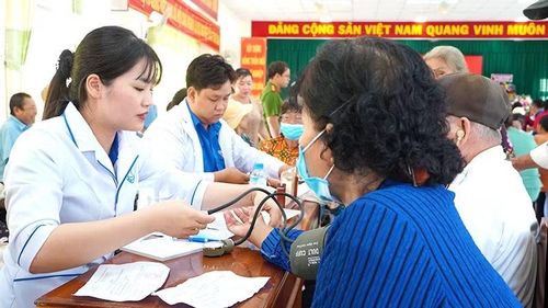 Khám bệnh, phát thuốc miễn phí cho người dân xã Long Bình, tỉnh Đồng Tháp.