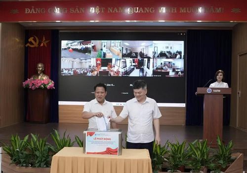 Lãnh đạo Tổng công ty Quản lý bay Việt Nam ủng hộ tại lễ phát động.