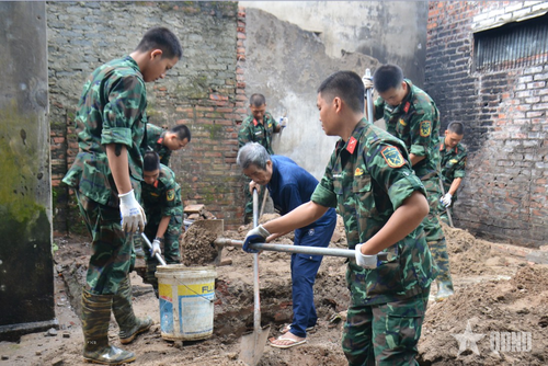 Cán bộ, chiến sĩ Trung đoàn 692 xây nhà giúp gia đình chính sách tại xã Minh Châu, TP Hà Nội.