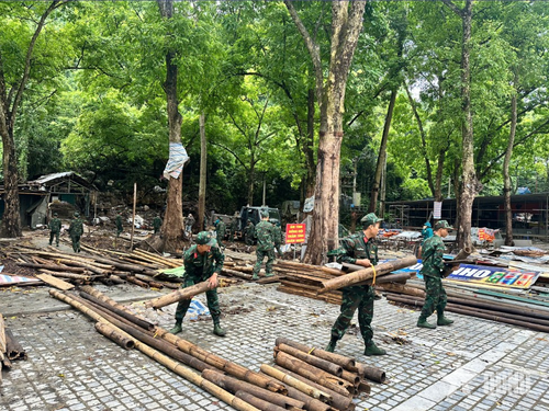 Cán bộ, chiến sĩ Tiểu đoàn Công binh 544 giúp nhân dân thu dọn, vệ sinh, làm đẹp cảnh quan chung tại xã Hương Sơn.
