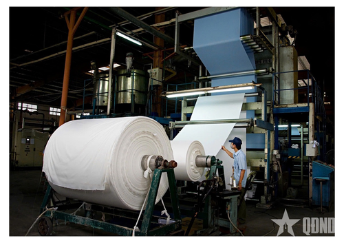 Người lao động Tổng công ty 28 thực hiện công đoạn nhuộm vải may quân phục cho chiến sĩ không quân.