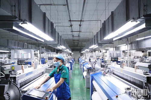 Công nhân thực hiện công đoạn dệt vải tại Xí nghiệp dệt của Tổng công ty 28.