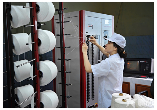 Công nhân kiểm tra cường lực sợi trên máy USTER tại Xí nghiệp dệt của Tổng công ty 28.