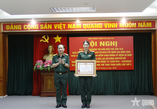 Đại tá Vũ Ngọc Khương, Phó tư lệnh, Tham mưu trưởng Binh chủng Thông tin Liên lạc trao Huân chương Lao động hạng Ba tặng Thiếu tá QNCN Đoàn Thị Lâm Oanh.