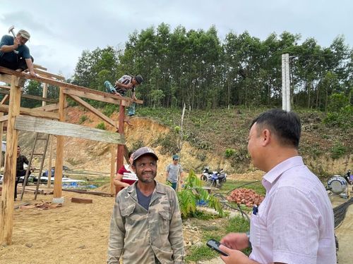 Lãnh đạo xã Phước Hiệp trò chuyện với ông Hồ Văn Phòm.