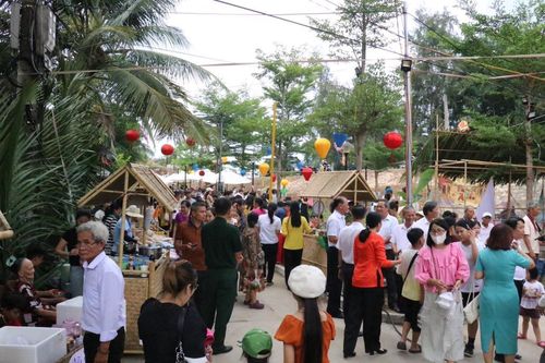 Lễ hội sông Cổ Cò thu hút rất đông người dân và du khách.