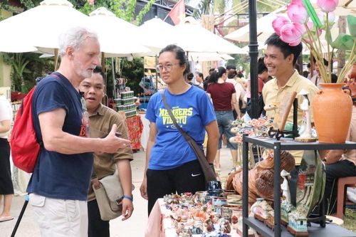 Du khách nước ngoài tham quan các gian hàng tại lễ hội.
