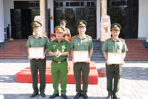 Đại tá Nguyễn Văn Tăng trao giấy khen cho các tập thể, cá nhân