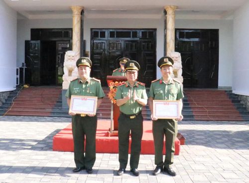Thừa ủy quyền của Bộ trưởng Bộ Công an, Thiếu tướng Nguyễn Hữu Hợp trao Danh hiệu Chiến sĩ thi đua toàn lực lượng Công an nhân dân cho các cá nhân