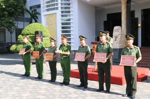 Đại tá Nguyễn Hà Lai - Phó Giám đốc Công an thành phố trao khen thưởng đột xuất của Giám đốc Công an thành phố cho 6 đơn vị