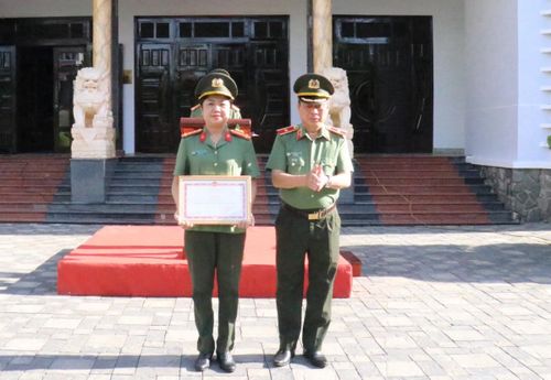 Trao Bằng khen của Bộ trưởng Bộ Công an cho Phòng Hậu cần