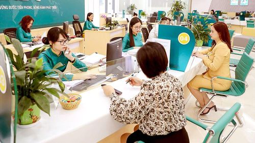  Giao dịch tại một ngân hàng ở Hà Nội. Ảnh: QUANG PHÚC 