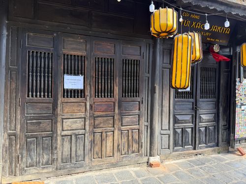  Một căn nhà tại đường Trần Phú trong phố cổ Hội An treo bảng cho thuê mặt bằng. Ảnh: NGUYỄN CƯỜNG 
