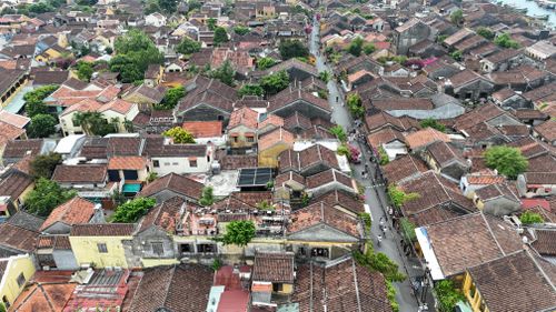  Nhiều ngôi nhà trong khu phố cổ Hội An (TP Đà Nẵng) được cải tạo để phục vụ kinh doanh. Ảnh: NGUYỄN CƯỜNG 