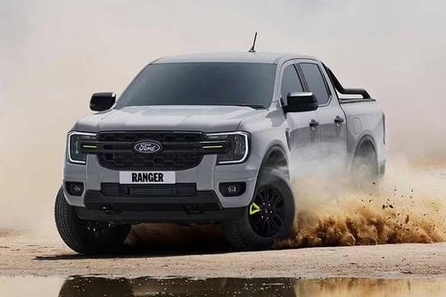 Ford Ranger Wolftrak có kích thước tổng thể dài 5.370 mm, rộng 1.918 mm, cao 1.884 mm và chiều dài cơ sở 3.270 mm. Khoảng sáng gầm đạt 229 mm, trong khi khả năng lội nước lên tới 800 mm, đáp ứng tốt nhu cầu vận hành trên nhiều dạng địa hình.