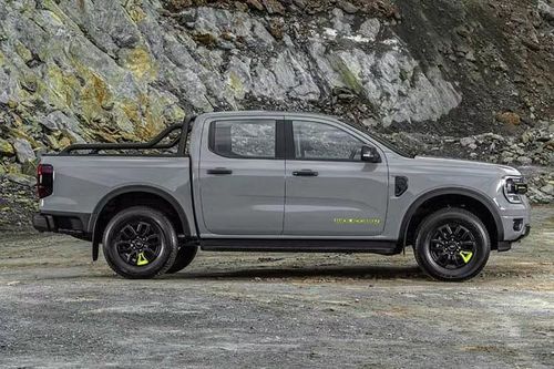 Về thiết kế, bán tải Ford Ranger Wolftrak vẫn giữ kiểu dáng Double Cab 4 cửa quen thuộc nhưng được bổ sung nhiều chi tiết nhận diện riêng. Điểm nhấn nằm ở lưới tản nhiệt thiết kế mới với các chi tiết trang trí màu xanh Lime Green đặc trưng của dòng Wolftrak.