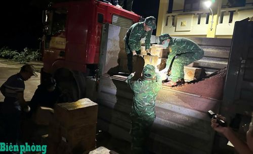 Đồn Biên phòng Cà Xèng bốc dỡ và kiểm đếm số pháo hoa nổ là tang vật chuyên án QT 126. Ảnh: Huy Thắng