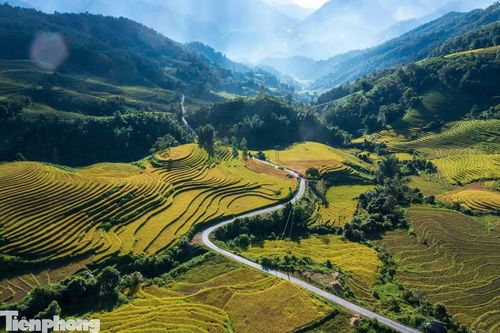 Xã Mường Bo là nơi sinh sống của các dân tộc Tày, Mông, Dao và Kinh, được thành lập trên cơ sở sáp nhập hai xã Mường Bo và Liên Minh. Trải qua nhiều thế hệ, người dân nơi đây vẫn gìn giữ gần như nguyên vẹn những thửa ruộng bậc thang hùng vĩ. Xen giữa những tầng ruộng uốn lượn là các cung đường quanh co men theo sườn núi, tạo nên bức tranh thiên nhiên vừa hùng vĩ vừa thơ mộng.