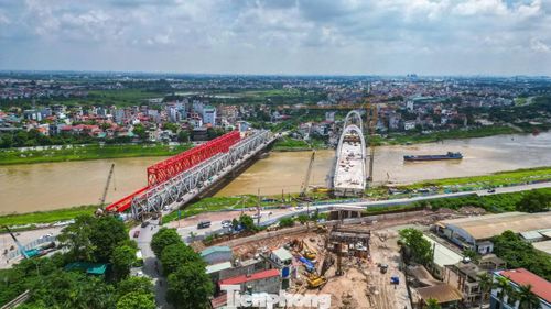 Cầu Đuống cũ sau 124 năm khai thác đã xuống cấp nghiêm trọng, mặt cầu xuất hiện nhiều vị trí hư hỏng, có điểm thủng lớn do lưu lượng phương tiện qua lại dày đặc. Đơn vị quản lý phải sử dụng các tấm thép để gia cố, đảm bảo giao thông. Theo kế hoạch, cây cầu này sẽ được tháo dỡ sau khi cầu Đuống mới hoàn thành và đưa vào khai thác.