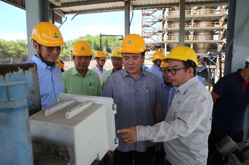 Tổng Giám đốc BSR Nguyễn Việt Thắng chia sẻ về hoạt động xuất bán E100 tại Nhà máy Nhiên liệu sinh học Dung Quất với đoàn công tác.